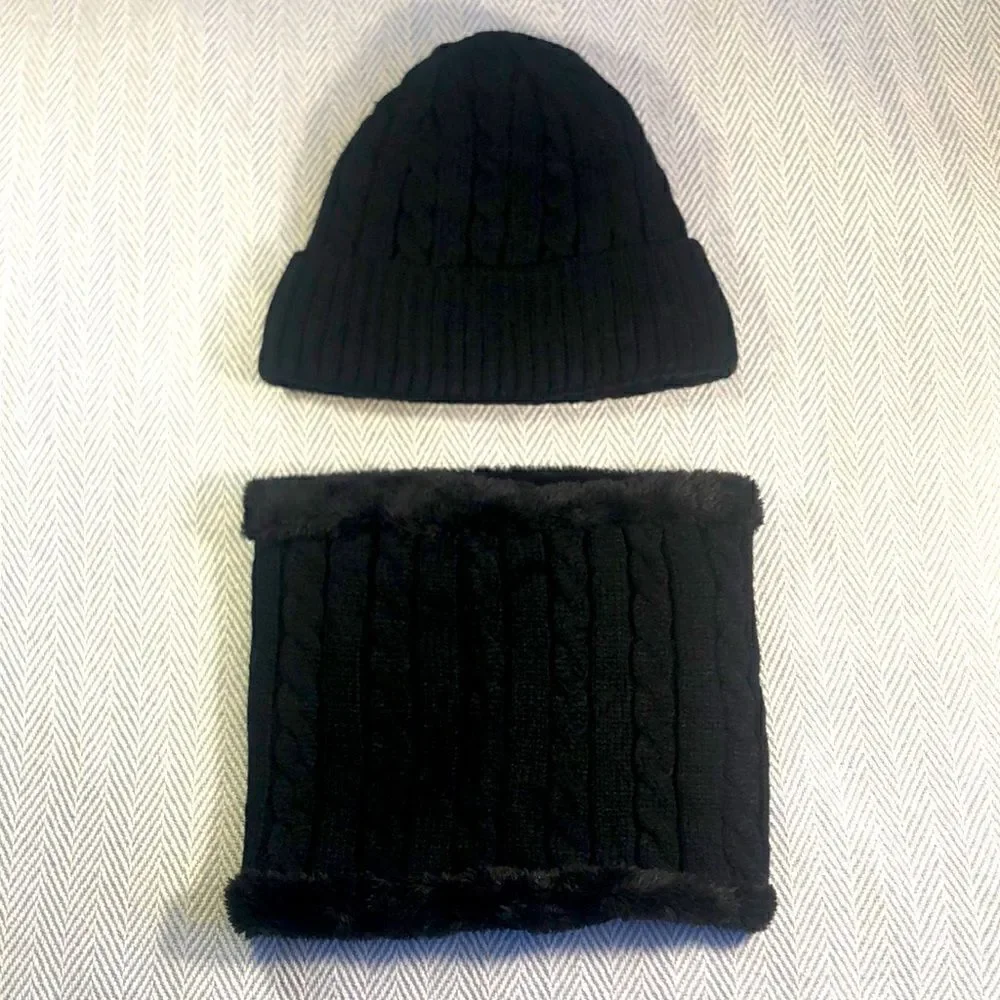 BLACK WINTER faux fur lined winter hat and gaiter Excellent Used Condition